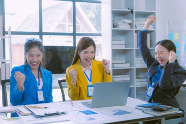 Asyalı iş adamlarından oluşan bir ekip, sürdürülebilir bir KOBİ işi için mevcut fikirlerle karşılaşıyor. Herkes başarılı ve heyecanlı olduğu için mutlu..