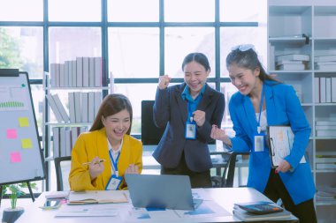 Asyalı iş adamlarından oluşan bir ekip, sürdürülebilir bir KOBİ işi için mevcut fikirlerle karşılaşıyor. Herkes başarılı ve heyecanlı olduğu için mutlu..