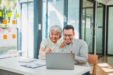 İş sonuçlarını bir dizüstü bilgisayar performansı, portföy veya ortak dijital girişim proje planlama toplantısında iş adamı için analiz edin. takım çalışması