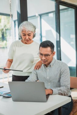 İş sonuçlarını bir dizüstü bilgisayar performansı, portföy veya ortak dijital girişim proje planlama toplantısında iş adamı için analiz edin. takım çalışması