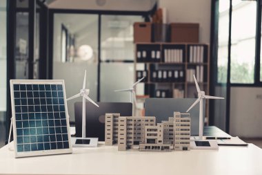 Modele göre elektrik üretmek için saf doğal enerji kullanmak ve evin çatısına güneş panelleri yerleştirmek. ve masadaki güneş panelleri ve rüzgar türbinleri örnekleri..