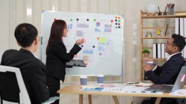 Bir grup iş adamı, finansal stratejiler hakkında konferans odasında dizüstü bilgisayarlarla beyin fırtınası ve pazarlama ve pazarlama analitik dokümanlarını tartışıyor..
