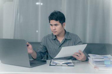 Finans uzmanları şirket ofisindeki iş raporu grafiklerini ve finansal tabloları analiz ediyor. Finans ekonomisi bankacılık işi kavramı