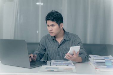 Finans uzmanları şirket ofisindeki iş raporu grafiklerini ve finansal tabloları analiz ediyor. Finans ekonomisi bankacılık işi kavramı