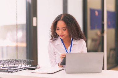 Mali danışman, finans işkadını, ofis ve iş geçmişindeki ahşap masa üzerinde matematik, vergi, muhasebe, istatistik ve analitik araştırma kavramı.