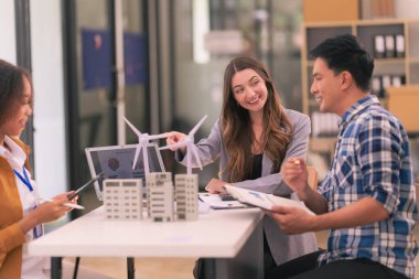 Yenilenebilir enerji üzerine bir araya gelen bir endüstri mühendisleri ekibi inşaat projelerinde verimli olan yenilikçi güneş paneli pilleri üzerinde çalışıyor.