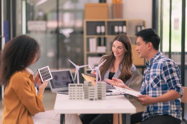 Yenilenebilir enerji üzerine bir araya gelen bir endüstri mühendisleri ekibi inşaat projelerinde verimli olan yenilikçi güneş paneli pilleri üzerinde çalışıyor.