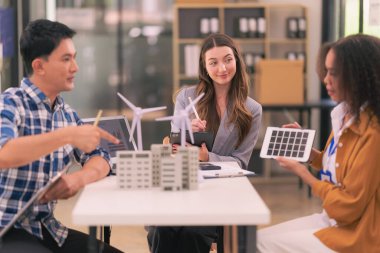 Yenilenebilir enerji üzerine bir araya gelen bir endüstri mühendisleri ekibi inşaat projelerinde verimli olan yenilikçi güneş paneli pilleri üzerinde çalışıyor.