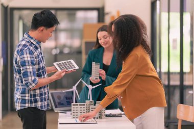 Yenilenebilir enerji üzerine bir araya gelen bir endüstri mühendisleri ekibi inşaat projelerinde verimli olan yenilikçi güneş paneli pilleri üzerinde çalışıyor.
