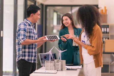 Yenilenebilir enerji üzerine bir araya gelen bir endüstri mühendisleri ekibi inşaat projelerinde verimli olan yenilikçi güneş paneli pilleri üzerinde çalışıyor.