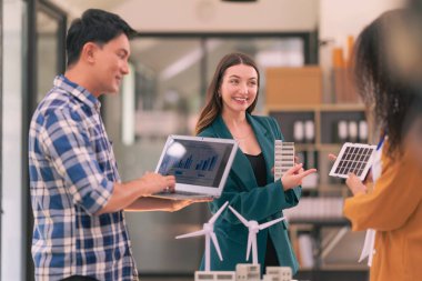 Yenilenebilir enerji üzerine bir araya gelen bir endüstri mühendisleri ekibi inşaat projelerinde verimli olan yenilikçi güneş paneli pilleri üzerinde çalışıyor.