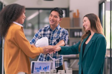 Yenilenebilir enerji ve konut geliştirme kavramları ve yenilenebilir enerji için bir grup endüstri mühendisi, yenilikçi ve verimli güneş paneli pilleri üzerinde çalışan bir yenilenebilir enerji konferansında işbirliği yapmaktadır..