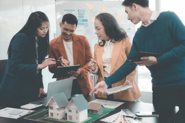 Ev geliştirme konsepti, akıllı ev, ev otomasyon sistemi. Bina tasarım stüdyosu, mimari gayrimenkul projesi konsepti gibi bulanık geçmişe sahip iş adamları.