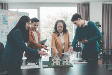 Ev geliştirme konsepti, akıllı ev, ev otomasyon sistemi. Bina tasarım stüdyosu, mimari gayrimenkul projesi konsepti gibi bulanık geçmişe sahip iş adamları.