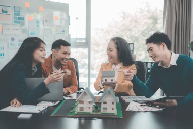 Ev geliştirme konsepti, akıllı ev, ev otomasyon sistemi. Bina tasarım stüdyosu, mimari gayrimenkul projesi konsepti gibi bulanık geçmişe sahip iş adamları.