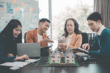 Ev geliştirme konsepti, akıllı ev, ev otomasyon sistemi. Bina tasarım stüdyosu, mimari gayrimenkul projesi konsepti gibi bulanık geçmişe sahip iş adamları.