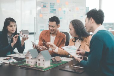 Ev geliştirme konsepti, akıllı ev, ev otomasyon sistemi. Bina tasarım stüdyosu, mimari gayrimenkul projesi konsepti gibi bulanık geçmişe sahip iş adamları.