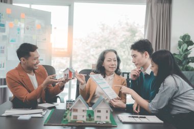 Ev geliştirme konsepti, akıllı ev, ev otomasyon sistemi. Bina tasarım stüdyosu, mimari gayrimenkul projesi konsepti gibi bulanık geçmişe sahip iş adamları.