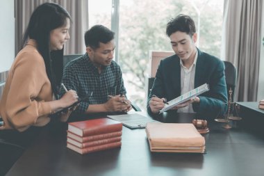 Erkek yargıçlar müvekkillere dava talepleri ve hukuki danışmanlık, müvekkilleri mahkemede temsil etme ve yasal belgelere yardım tavsiyelerinde bulunuyorlar. Hukuk okuyorlar..