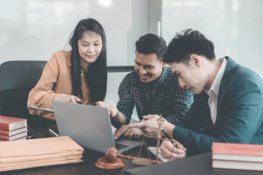 Erkek yargıçlar müvekkillere dava talepleri ve hukuki danışmanlık, müvekkilleri mahkemede temsil etme ve yasal belgelere yardım tavsiyelerinde bulunuyorlar. Hukuk okuyorlar..