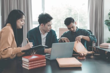 Erkek yargıçlar müvekkillere dava talepleri ve hukuki danışmanlık, müvekkilleri mahkemede temsil etme ve yasal belgelere yardım tavsiyelerinde bulunuyorlar. Hukuk okuyorlar..