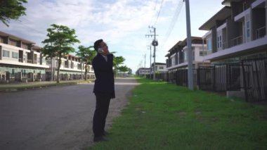 Bir emlak işadamı kiralama niyetiyle bir binayı inceliyor. Genç bir emlakçı evin zeminini gezdirip dışarıdaki araziyi inceliyor..