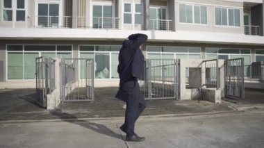 Bir emlak işadamı kiralama niyetiyle bir binayı inceliyor. Genç bir emlakçı evin zeminini gezdirip dışarıdaki araziyi inceliyor..