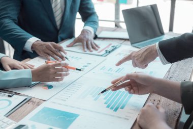 Çok uluslu satış ekibi müdürle bir araya geldi, genç profesyoneller iş sorunlarını tartıştılar, mali istatistikleri analiz ettiler, yaratıcı beyin fırtınası çözümlerini paylaştılar.