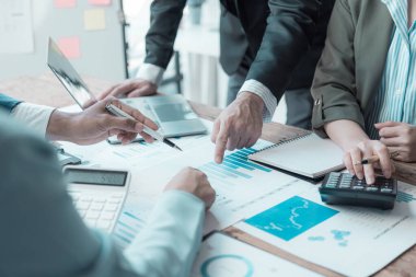 Çok uluslu satış ekibi müdürle bir araya geldi, genç profesyoneller iş sorunlarını tartıştılar, mali istatistikleri analiz ettiler, yaratıcı beyin fırtınası çözümlerini paylaştılar.