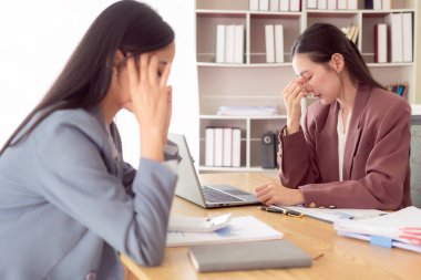İş kadını ekonomik krizin kendisini kapattığını vurguladı, ev giderlerini hesaplama, faturalara veya faturalara bakma, ipotek veya kredi ödeyecek parası olmama gibi konuları vurguladı..