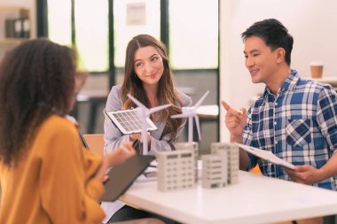 Konut geliştirme projesi mühendisi için yenilenebilir enerji çözümü konsepti Rüzgar türbini modeli üzerinde beyin fırtınası yapan inşaat konsepti ile dijital tablet üzerinde planlanan rüzgar türbini mühendisi