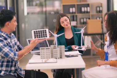 Konut geliştirme projesi mühendisi için yenilenebilir enerji çözümü konsepti Rüzgar türbini modeli üzerinde beyin fırtınası yapan inşaat konsepti ile dijital tablet üzerinde planlanan rüzgar türbini mühendisi