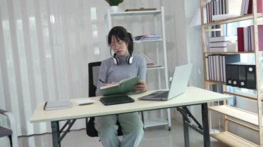 İnternette araştırma ve öğrenme konseptinde internetten öğrenim gören Asyalı bir kız