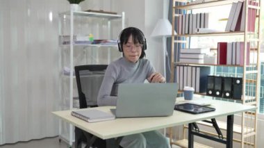 İnternette araştırma ve öğrenme konseptinde internetten öğrenim gören Asyalı bir kız