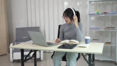 İnternette araştırma ve öğrenme konseptinde internetten öğrenim gören Asyalı bir kız