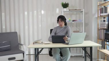 İnternette araştırma ve öğrenme konseptinde internetten öğrenim gören Asyalı bir kız