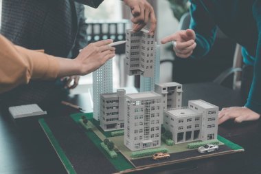 Emlak acenteleri yeni ev alıcılarıyla konuşur, iyi faiz oranları teklif eder ve emlak konsepti kararlarının alınmasına yardımcı olmak için ipotek finansmanında müşterileri hesaplar..