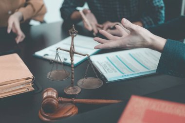 Sözleşmeli belgelerle çalışan erkek avukat ve ahşap çekiçle mahkeme masasında. Adalet ve hukuk yargıcı takım elbiseli ya da avukatla çalışıyor. Hukuk, tavsiye, yakın plan fotoğraflar.