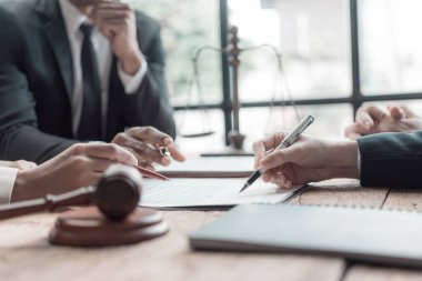 Sözleşmeli belgelerle çalışan erkek avukat ve ahşap çekiçle mahkeme masasında. Adalet ve hukuk yargıcı takım elbiseli ya da avukatla çalışıyor. Hukuk, tavsiye, yakın plan fotoğraflar.