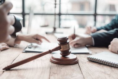 Sözleşmeli belgelerle çalışan erkek avukat ve ahşap çekiçle mahkeme masasında. Adalet ve hukuk yargıcı takım elbiseli ya da avukatla çalışıyor. Hukuk, tavsiye, yakın plan fotoğraflar.