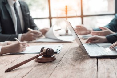 Sözleşmeli belgelerle çalışan erkek avukat ve ahşap çekiçle mahkeme masasında. Adalet ve hukuk yargıcı takım elbiseli ya da avukatla çalışıyor. Hukuk, tavsiye, yakın plan fotoğraflar.