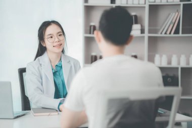 Arap doktor ve hasta, hastane, fizik tedavi, medikal terapi ve sağlık konsepti gibi konuları masaya oturarak konuşurlar..