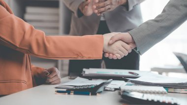 İş adamları ofiste el sıkışıyor, toplantıyı bitiriyor İş Görgüleri Birleşme ve Kazanç Fikirleri