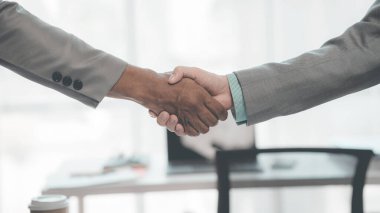 İş adamları ofiste el sıkışıyor, toplantıyı bitiriyor İş Görgüleri Birleşme ve Kazanç Fikirleri