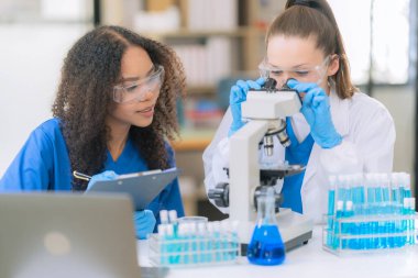 Ciddi ve ciddi bir tıp bilimcisi tüp bebek ve bilgisayardaki kimyasal araştırma taramalarını analiz ediyor. Laboratuarda geç saatlere kadar çalışarak.