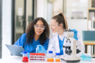 Ciddi ve ciddi bir tıp bilimcisi tüp bebek ve bilgisayardaki kimyasal araştırma taramalarını analiz ediyor. Laboratuarda geç saatlere kadar çalışarak.