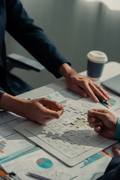Dizüstü bilgisayarları ve mali grafik belgeleriyle birlikte veri analistlerinden oluşan bir ekip çevrimiçi incelemelerle pazar araştırma istatistiklerini işbirliği, yakın çekim, dikey