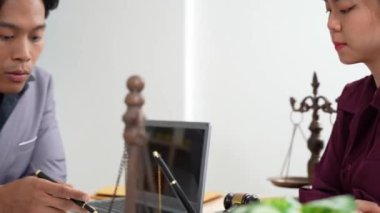 Bir işadamı bilgiyi açıklar ve kadın bir avukatla yasal bir anlaşma talep eder. Bu sırada bir kadın girişimciye telif hakkı davasının açılması için danışmanlık yapar..