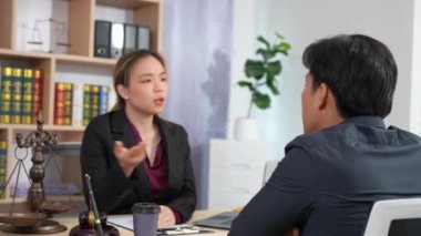 Bir işadamı bilgiyi açıklar ve kadın bir avukatla yasal bir anlaşma talep eder. Bu sırada bir kadın girişimciye telif hakkı davasının açılması için danışmanlık yapar..