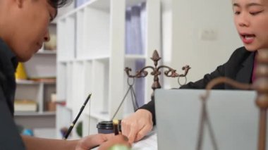 Bir işadamı bilgiyi açıklar ve kadın bir avukatla yasal bir anlaşma talep eder. Bu sırada bir kadın girişimciye telif hakkı davasının açılması için danışmanlık yapar..